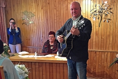 Burkhard Peine spielt live vor dem Brautpaar