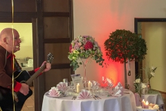 Burkhard Peine singt und spielt Gitarre