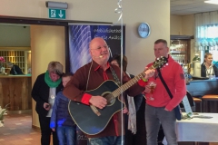 Burkhard Peine singt und spielt Gitarre