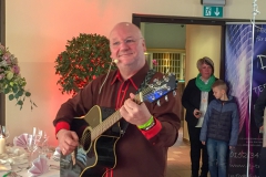 Burkhard Peine singt und spielt Gitarre