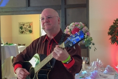 Burkhard Peine singt und spielt Gitarre
