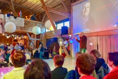 Burkhard Peine singt auf der Bühne