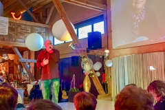 Burkhard Peine singt auf der Bühne