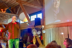 Burkhard Peine singt auf der Bühne
