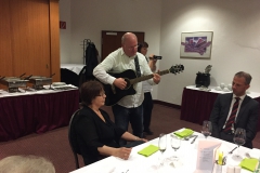 Burkhard Peine spielt Gitarre