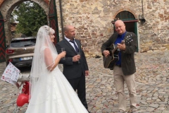 Burkhard Peine mit dem Hochzeitspaar in Gommern auf der Wasserburg