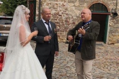 Burkhard Peine mit dem Hochzeitspaar in Gommern auf der Wasserburg