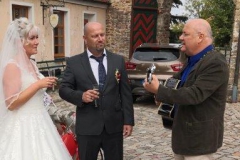 Burkhard Peine mit dem Hochzeitspaar in Gommern auf der Wasserburg