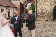 Burkhard Peine mit dem Hochzeitspaar in Gommern auf der Wasserburg