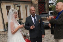 Burkhard Peine mit dem Hochzeitspaar in Gommern auf der Wasserburg