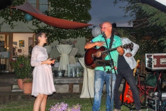 Burkhard Peine singt und spielt Gitarre auf einer Jugendweihefeier