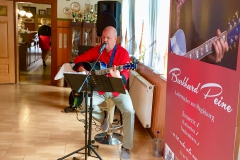 Burkhard Peine live mit Gitarre