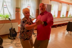 Burkhard Peine mit Gästen beim tanzen