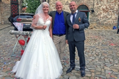 Burkhard Peine mit dem Hochzeitspaar in Gommern auf der Wasserburg