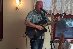 Burkhard Peine singt und spielt Gitarre