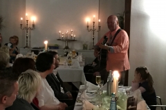 Burkhard Peine spielt Gitarre