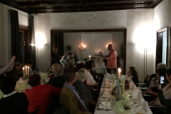 Burkhard Peine spielt Gitarre und singt