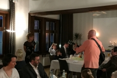 Burkhard Peine spielt Gitarre und singt