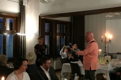 Burkhard Peine spielt Gitarre und singt