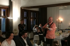 Burkhard Peine spielt Gitarre und singt vor den Gästen
