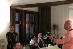 Burkhard Peine spielt Gitarre und singt vor den Gästen