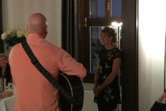 Burkhard Peine spielt Gitarre und singt