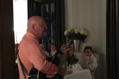 Burkhard Peine spielt Gitarre und singt