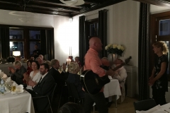 Burkhard Peine spielt Gitarre und singt