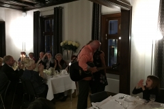 Burkhard Peine spielt Gitarre und singt vor den Gästen