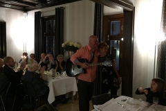 Burkhard Peine spielt Gitarre und singt