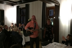 Burkhard Peine spielt Gitarre und singt