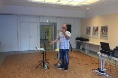 Burkhard Peine singt