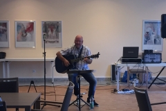 Burkhard Peine spielt Gitarre und singt