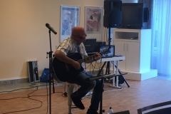 Burkhard Peine spielt Gitarre