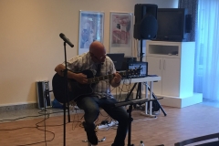 Burkhard Peine spielt Gitarre