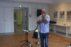 Burkhard Peine singt