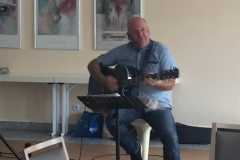 Burkhard Peine spielt Gitarre