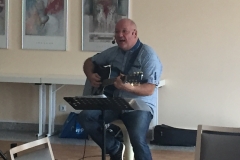 Burkhard Peine spielt Gitarre und singt