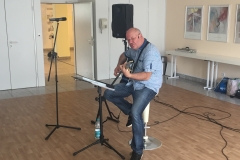 Burkhard Peine spielt Gitarre und singt