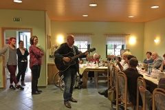 Burkhard Peine spielt Gitarre und singt vor seinen Gästen