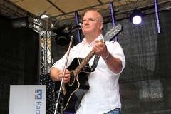 Burkhard Peine singt live auf der Bühne